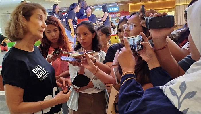 Pendiri dan Direktur Balinale Deborah Gabinetti meladeni pertanyaan media seusai Konferensi Pers Balinale 2025. (Dok. Inibali.com)