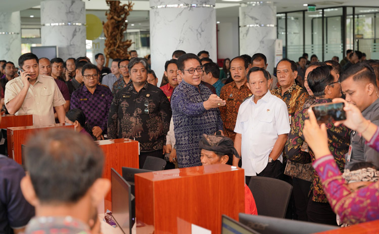 Dua Menteri Ini Puji Kecepatan Layanan di Mal Pelayanan Publik Gianyar