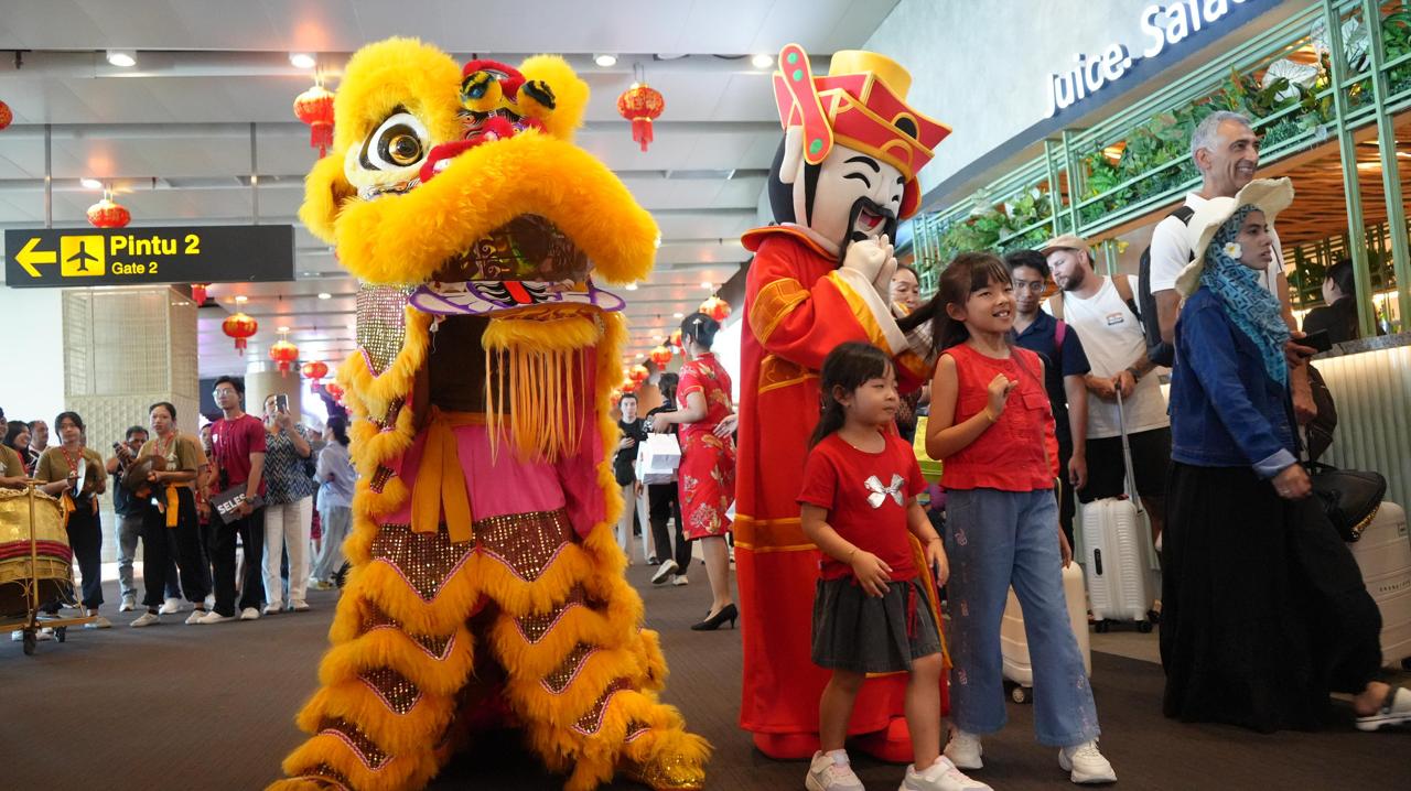 Parade Barongsai Meriahkan Imlek di Bandara Ngurah Rai