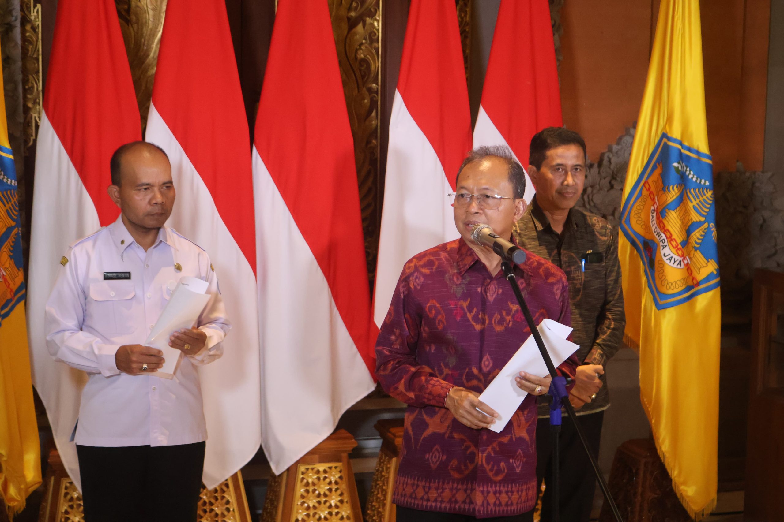 Gotong Royong Semesta Berencana: Wayan Koster Ajak Warga Serentak Tanam Pohon dan Bersihkan Sungai