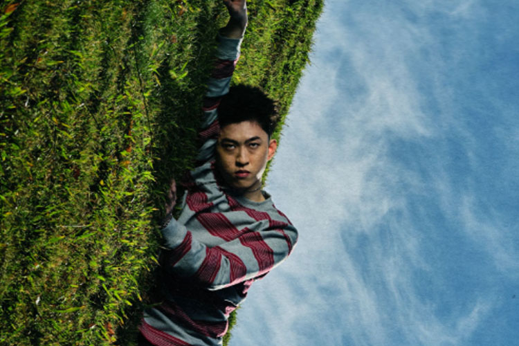 Perjalanan Emosional Rich Brian di Album Baru ‘WHERE IS MY HEAD?’