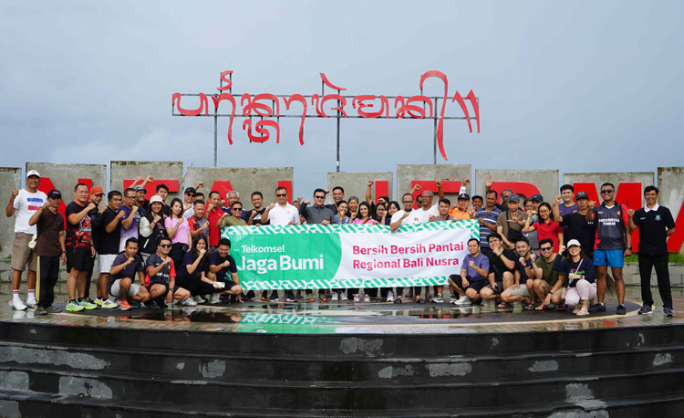 Telkomsel dan Desa Adat Kuta Bersinergi Bersih-bersih Kawasan Pantai