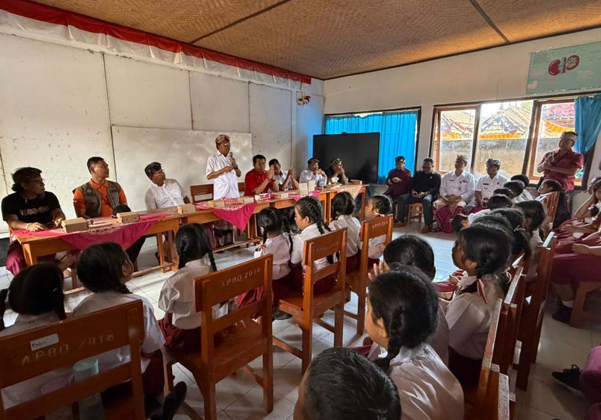 Gubernur Koster Bantu Perbaikan SDN 5 Banjar Buleleng yang Rusak Akibat Banjir