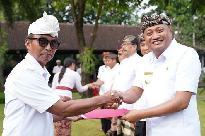 Bupati Gianyar Lakukan Rotasi Pejabat dan Kukuhkan Kepala Sekolah Baru