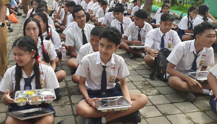 Makan Bergizi Gratis di Gianyar: Pemkab Lakukan Pemantauan, Para Siswa Antusias