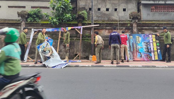 Satpol PP Tertibkan Ratusan Baliho dan Spanduk Liar demi Wajah Kota Denpasar yang Rapi