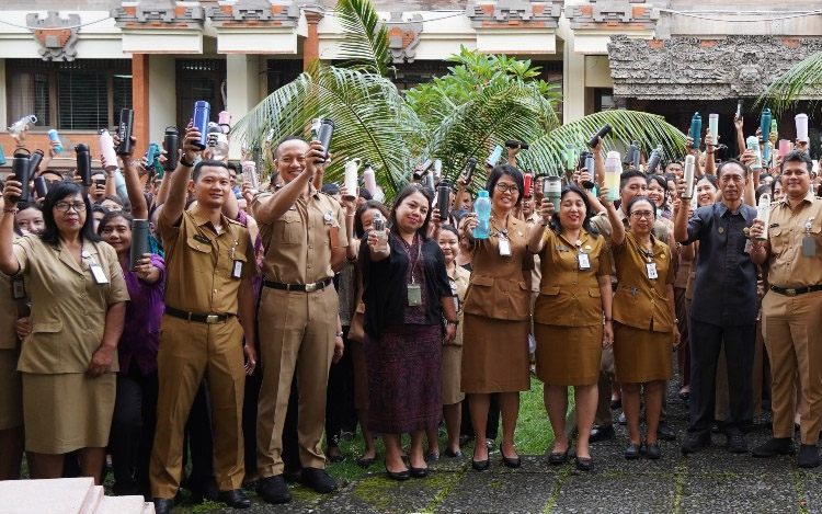 Bali Serius Atasi Sampah Plastik: Pegawai dan Siswa Sekolah Wajib Bawa Tumbler