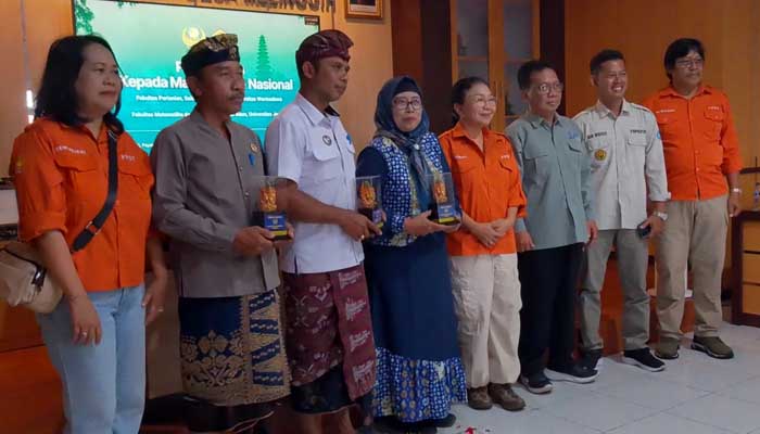 Riset Berbasis Masalah Warga: Unwar dan Unej Cari Solusi untuk Petani Melinggih Gianyar